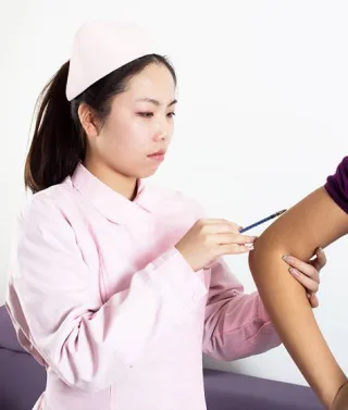 プラセンタ注射のイメージ（看護師による腕への注射（日本人モデル））