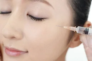 目尻のイメージ（目尻付近への注射施術（アジア人女性））
