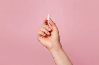 タチオンのイメージ（錠剤を持つ手）