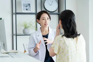 再診カウンセリングのイメージ（医師による説明の様子（日本人モデル））