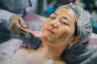 ミラノリピールのイメージ（刷毛によるピーリング剤の塗布）