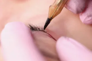 アイライン下のイメージ（まつ毛の生え際への施術（接写））