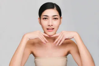 エラのイメージ（フェイスライン（エラ）に手を添える女性）