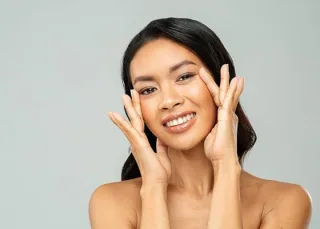 フォトナアイのイメージ（目元に手を添える女性）