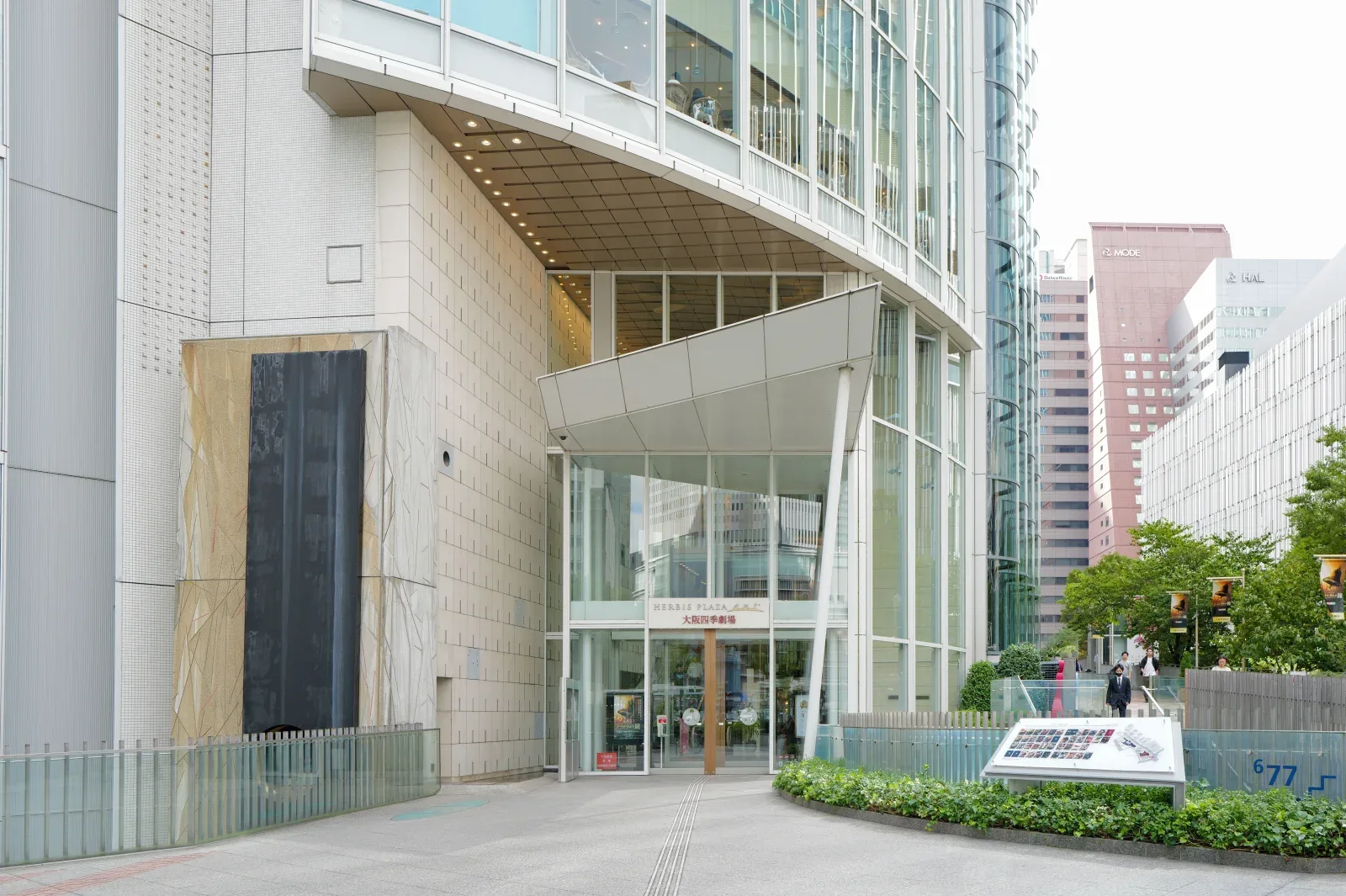 ハービスPLAZA ENTの建物外観と入口